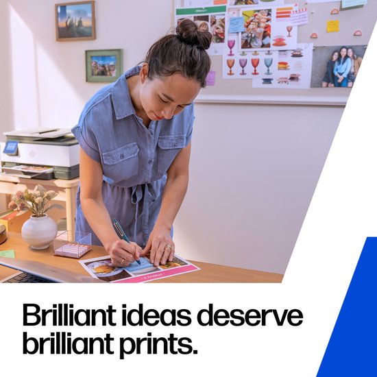 Een vrouw werkt aan een bureau en schrijft op een geprint document. Tekst: "Brilliant ideas deserve brilliant prints."