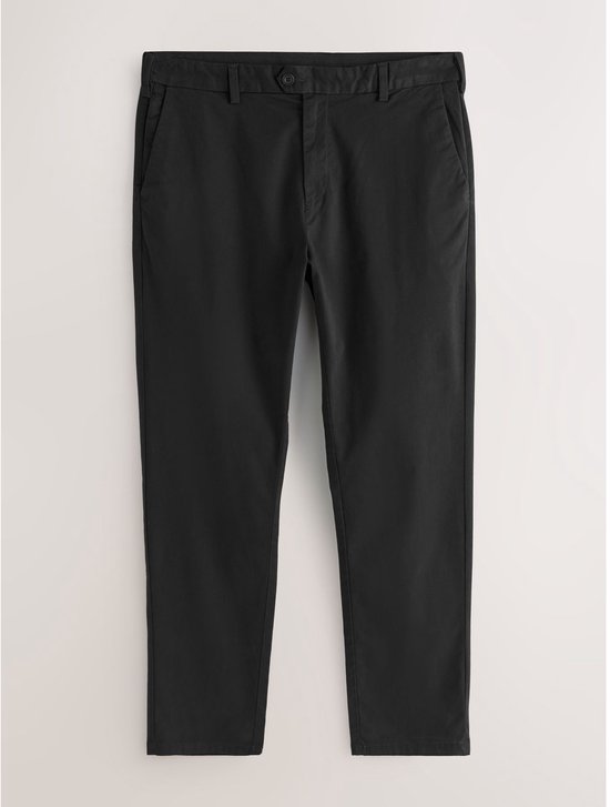 Zwarte chino-broek met een slanke pasvorm, voorzien van riemlussen en steekzakken.
