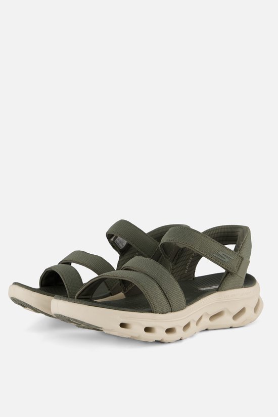 Paire de sandales vert olive avec brides ajustables et semelles crème, sur fond gris.