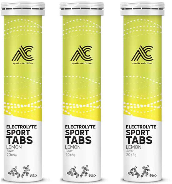 Drie buisjes AC Sports Nutrition Electrolyte Sport Tabs met citroensmaak, wit met gele spetters en sportfiguren.