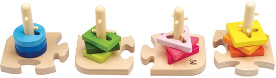Vier houten legpuzzelstukken met elk een peg. Stapel blauwe cirkels, groene vierkanten, roze driehoeken of gele en oranje vierkanten.