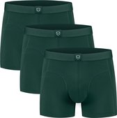 Drie donkergroene boxershorts van biologisch katoen, elk met een logo op de tailleband.