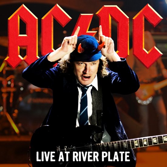 De zanger van AC/DC met een blauwe pet met duivelshoorntjes, op het podium met de tekst 'Live at River Plate'.