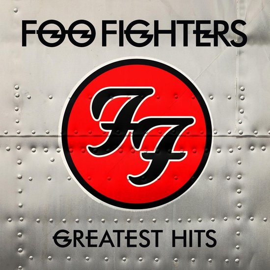 Foo Fighters Greatest Hits albumhoes met rood logo en zilveren achtergrond.