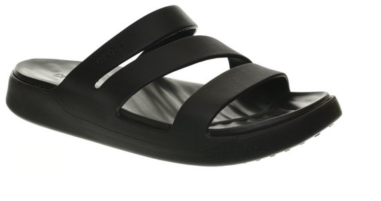Sandale noire Crocs avec trois brides sur le cou-de-pied et semelle épaisse.
