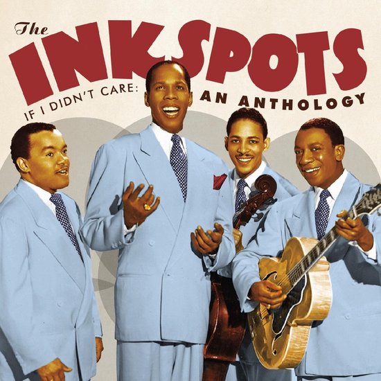 De Ink Spots met zang en instrumenten, allen in lichte blauwe pakken.