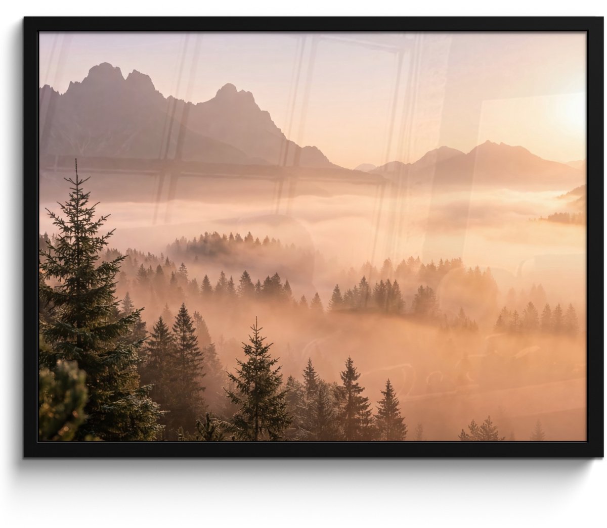 FrameYourWall Poster in lijst - Fotolijst 70x50 cm - Posters - Zonlicht - Mist - Bergen - Bomen - Posterlijst zwart - Decoratie - Wanddecoratie woonkamer - Muurdecoratie slaapkamer