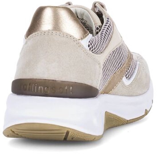 Beige Gabor Rollingsoft sneaker met gouden accenten en mesh panelen, achterkant zichtbaar.