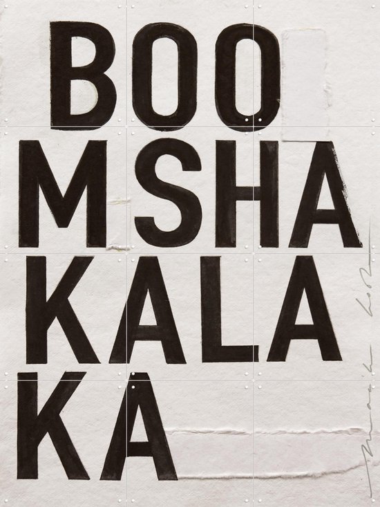 Affiche avec le texte BOOMSHAKALAKA en grandes lettres noires, avec une vue rapprochée du texte.