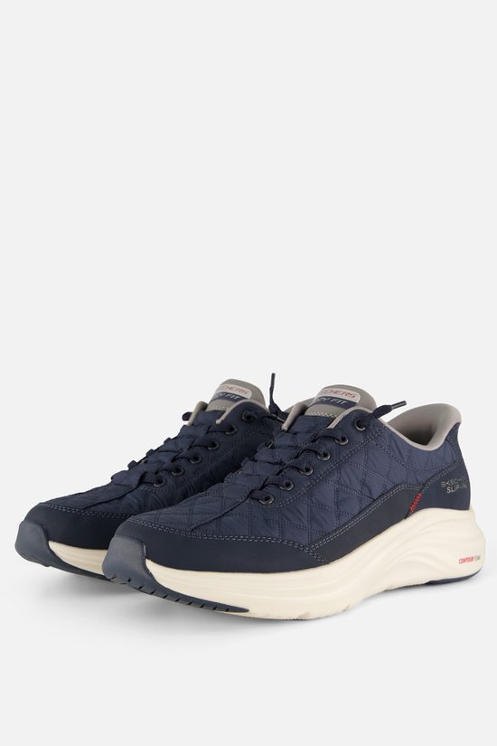 Paire de baskets bleu marine matelassées avec semelles blanches, lacets et détails gris.