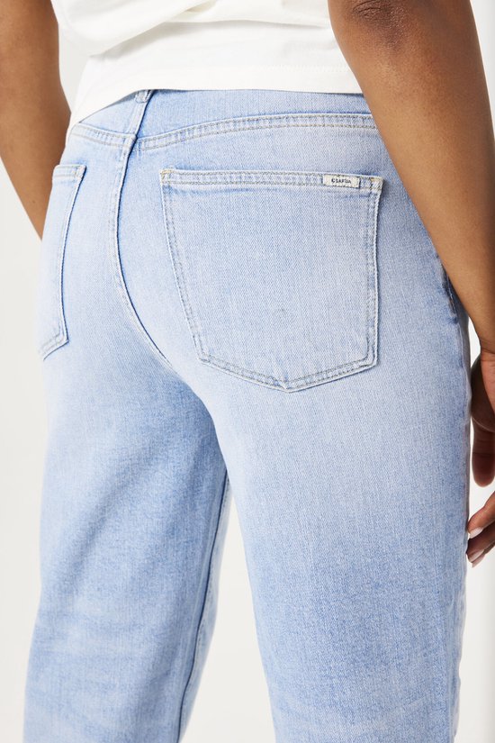 Detail van de achterkant van een lichtblauwe mom fit jeans.