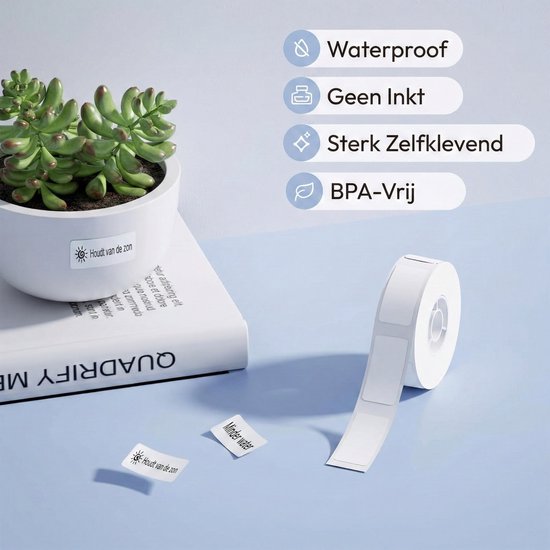 Plantenpot met label 'Houdt van de zon'. Naast een rol met witte labels. Kenmerken: Waterproof, Geen Inkt, Sterk Zelfklevend, BPA-Vrij.
