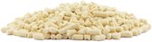 Een hoopje kleine, beige, cilindervormige insectenpellets op een witte achtergrond.