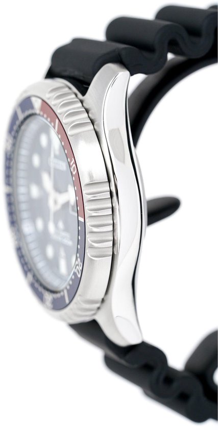 Zijprofiel van een Citizen Promaster horloge met een zilverkleurige kast en zwarte band.
