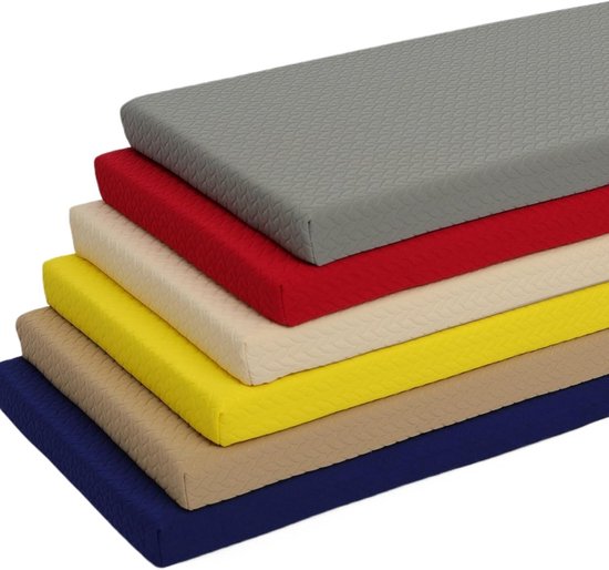 Stapel bankkussens in marineblauw, beige, geel, rood en grijs, allemaal met ruitpatroon.