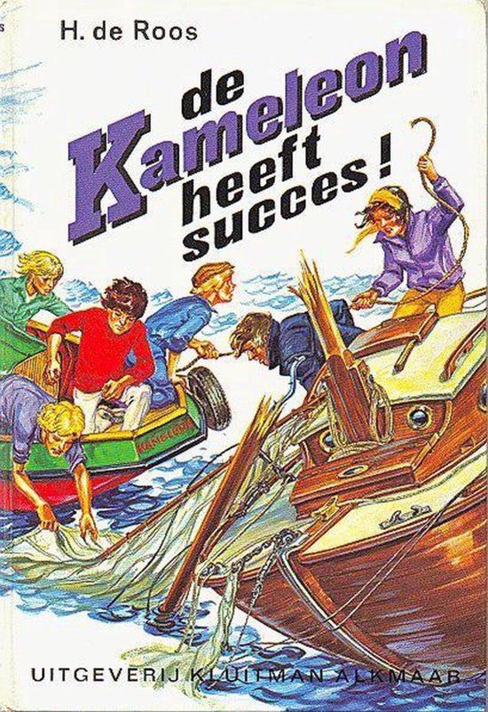 Boek kaft: De Kameleon heeft succes, met kinderen op een boot die een net uit het water halen.