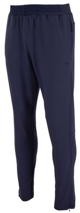Donkerblauwe sportbroek met rits aan de onderkant van de broekpijpen.