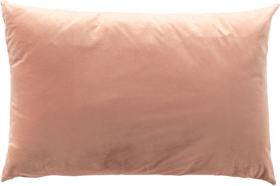 Effengekleurd roze fluwelen kussen, liggend op een beige plaid.