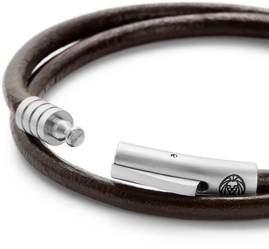 Bruine leren armband met een zilverkleurige sluiting, close-up van het sluitingsmechanisme.