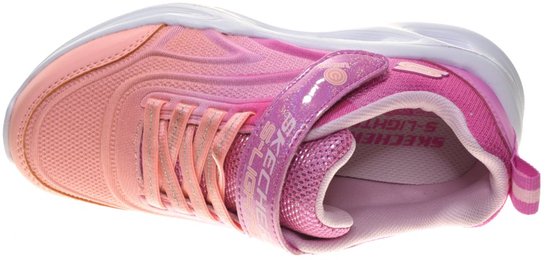 Roze sneaker met oranje kleurovergang, veters en klittenbandsluiting, van bovenaf.