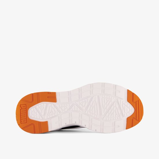 Onderkant van een witte sneaker met oranje en witte zool.