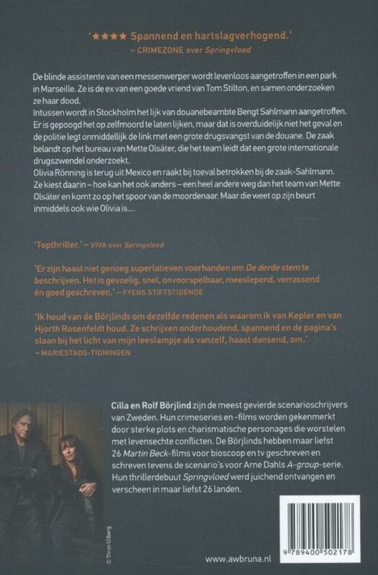Boekcover met achterflaptekst van 'De derde stem' van Cilla & Rolf Börjlind. Een foto van de auteurs staat onderaan.