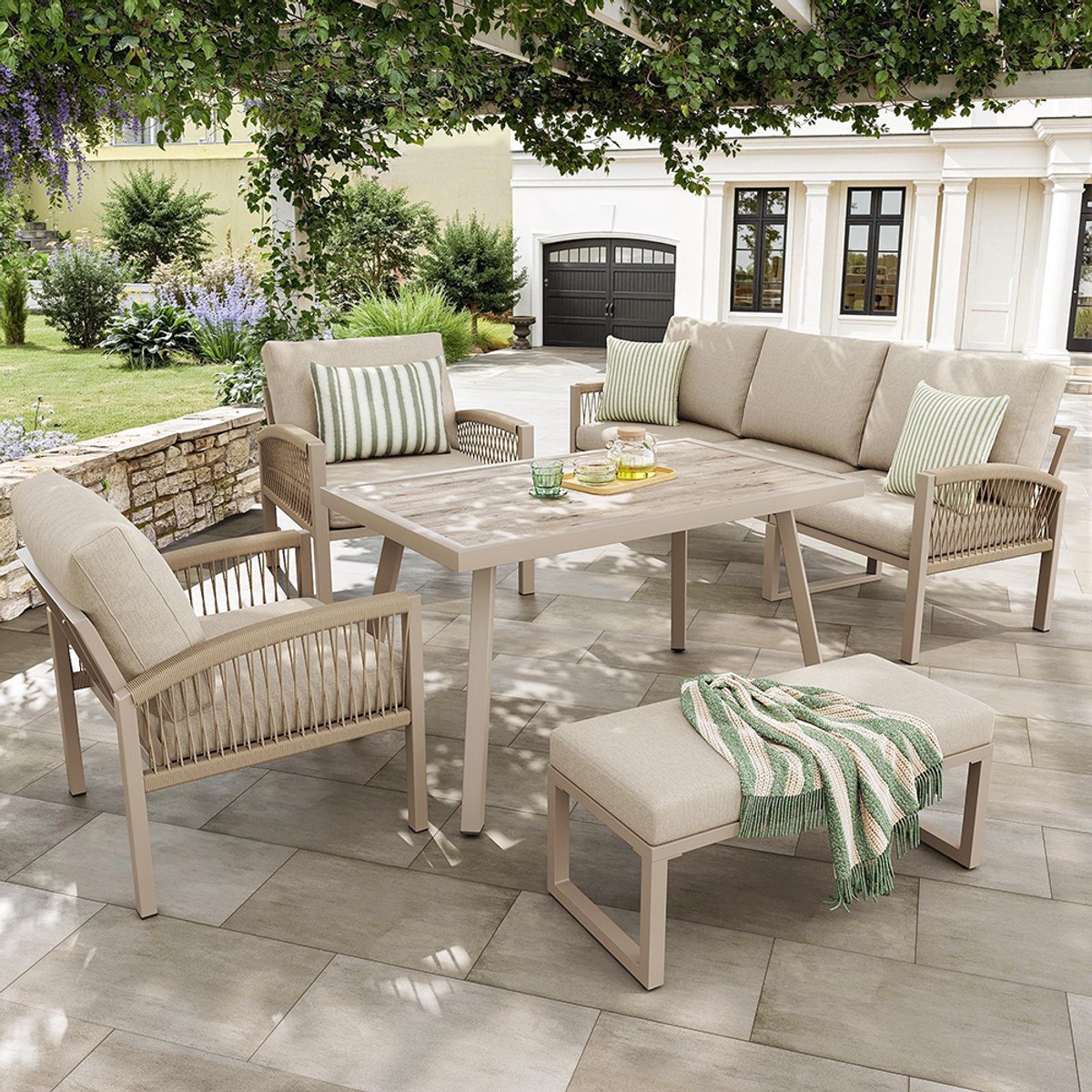 BLACKCOLORS Handgeweven tuinbank voor 7 personen met armleuningen / Robuust ijzeren frame en beige kussens / Compleet met tafel (houtlook glas) & 2 fauteuils / Weerbestendige terrasmeubelset