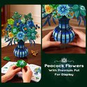 Twee afbeeldingen tonen een vaas met bloemen en onderdelen. Tekst: Pauw Bloemen Met Premium Pot.
