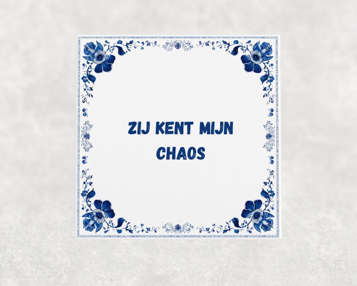 Voici Voilà Spreuk tegel 15x15 cm Zij kent mijn chaos Blauw