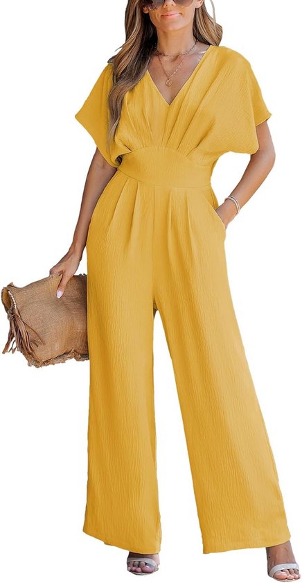 Dames gele jumpsuit met V-hals, korte vleermuis mouwen, ceintuur in de taille en wijde pijpen, met opgestoken zakken.