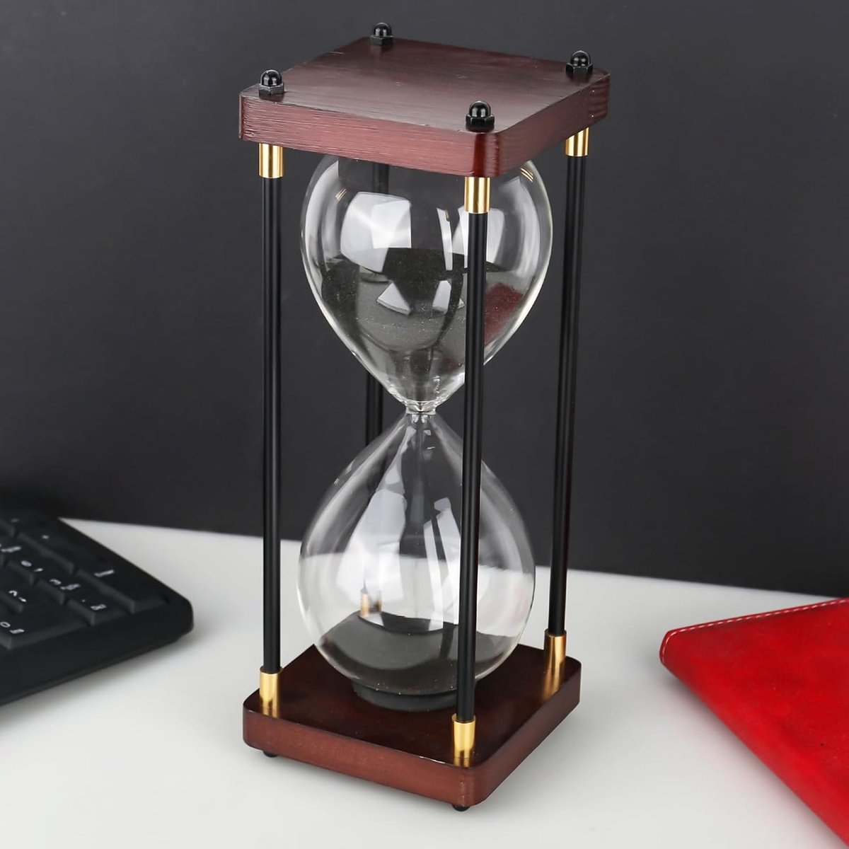 Zandloper 30 minuten houten voet zwart glas elegante tijdsloper voor thuis kantoor en bruiloftsdecoratie