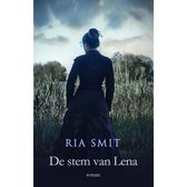 Boek "De stem van Lena" van Ria Smit. Vrouw in donkere kleding, rug naar camera, in rietveld.