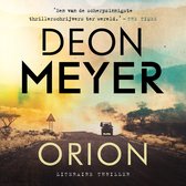 Boekcover van 'Orion' van Deon Meyer. Een jeep rijdt op een stoffige weg in Afrika, met in de verte een zonsondergang.