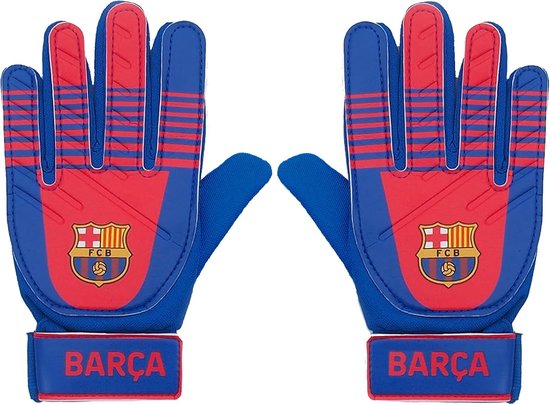 Paar blauwe en rood gestreepte keepershandschoenen met FC Barcelona logo en 'BARÇA' op de pols.
