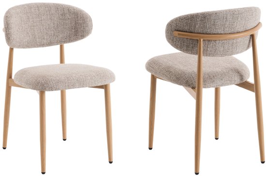 Set van twee beige stoffen stoelen met houten frames, één van voren en één van de zijkant gezien.
