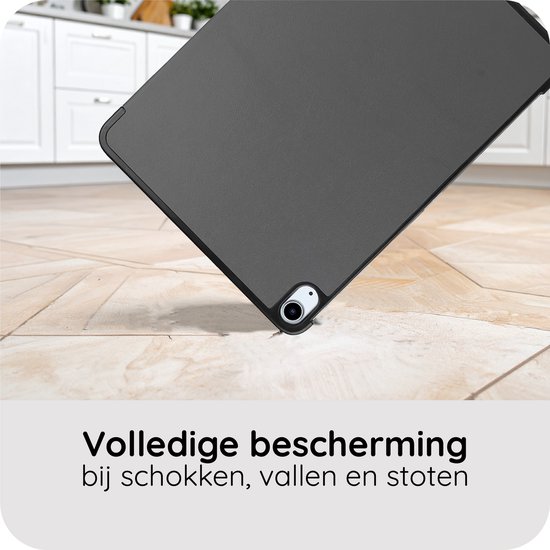 Donkergrijze tablethoes ligt op een houten vloer, met focus op de hoek en cameralensuitsparing.