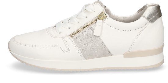 Zijaanzicht van een witte Gabor sneaker met gouden rits en goudkleurige hiel.