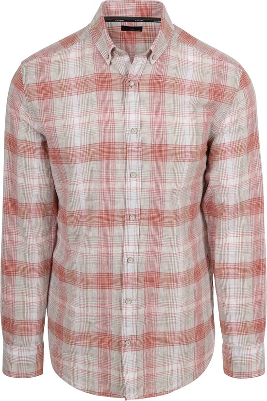 Man in beige overhemd met rode ruiten, lange mouwen, knoopjes en kraag.