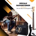 Man speelt op een zwarte basgitaar naast een Finesse versterker.