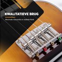 Gedetailleerde close-up van de zilverkleurige brug op een sunburst basgitaar.