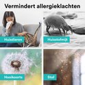 Vier afbeeldingen: een vrouw met tissue, huisstofmijt, paardenbloem en stofdeeltjes, met de tekst 'Vermindert allergieklachten'.