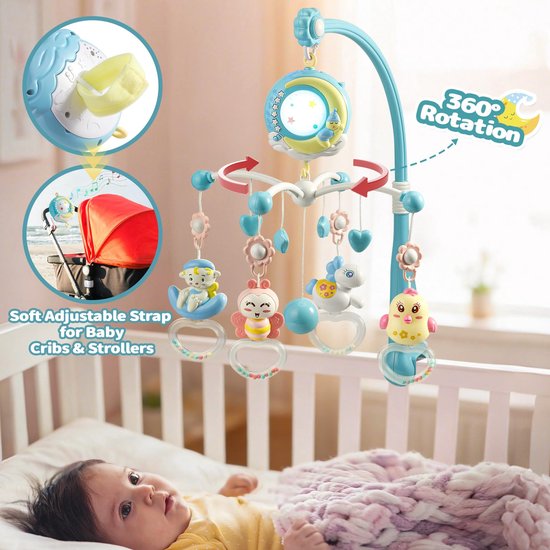 Blauwe baby mobiel met maan, lammetje, paardje, vlinder en kip rammelaars, hangend boven een slapende baby.