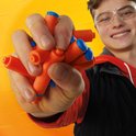 Een jongen met veiligheidsbril pakt een handvol oranje Nerf pijltjes met blauwe doppen.