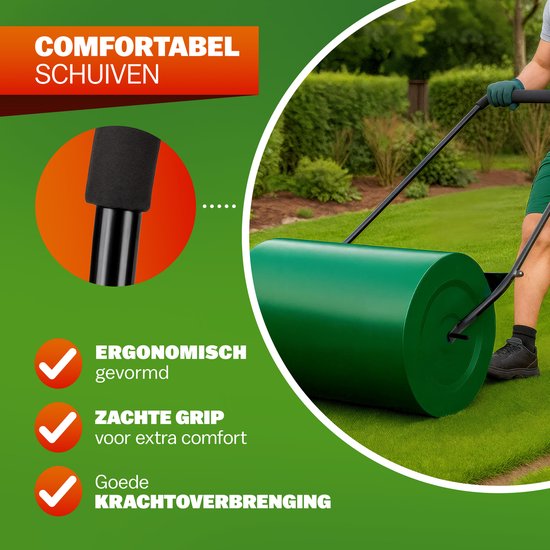 Man met groene schorten duwt een groene tuinwals met zachte ergonomische grip over een gazon.