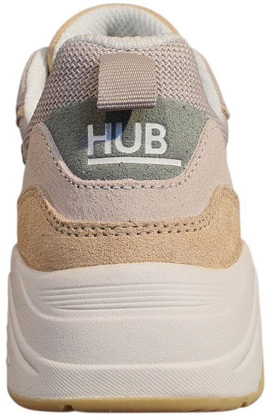Achterkant van beige en lichtroze suède en mesh sneaker met HUB-logo.