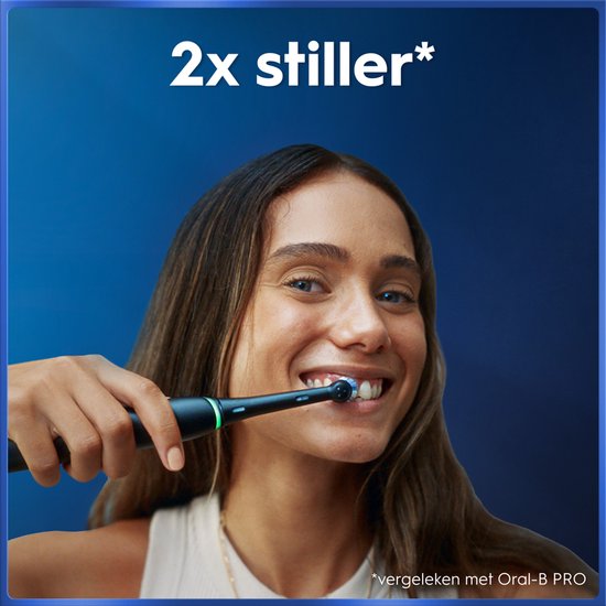 Vrolijke vrouw poetst tanden met zwarte Oral-B iO tandenborstel. Tekst '2x stiller'.