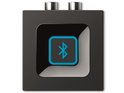 Zwarte vierkante adapter met een blauw verlicht Bluetooth-logo.