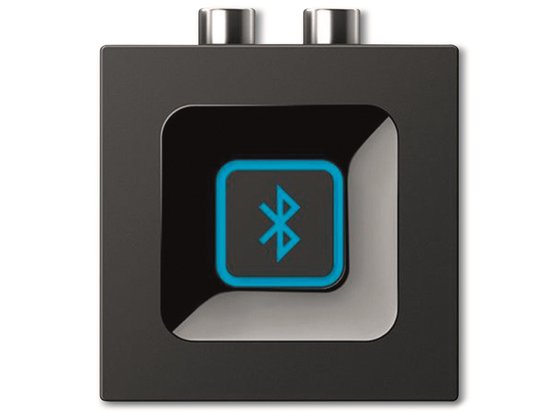 Zwarte vierkante adapter met een blauw verlicht Bluetooth-logo.