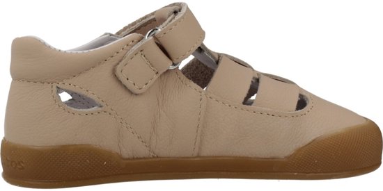Sandales beiges pour enfants avec fermeture velcro, bout fermé et côtés ouverts.