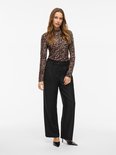 Dames T-shirt met lange mouwen en een bruin luipaardprint met hoge hals, gedragen met een zwarte broek.